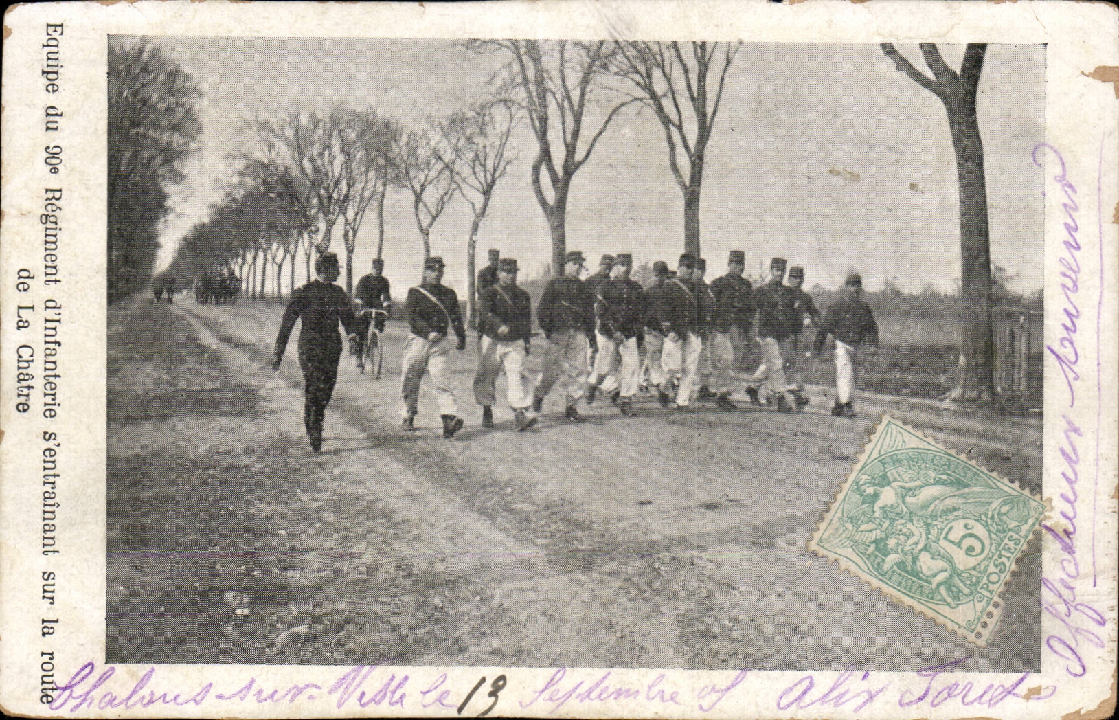CPA Militaria La grande guerre 1914 Equipe du 90eme regiment d infanterie s entrainant sur la route de la Chatre