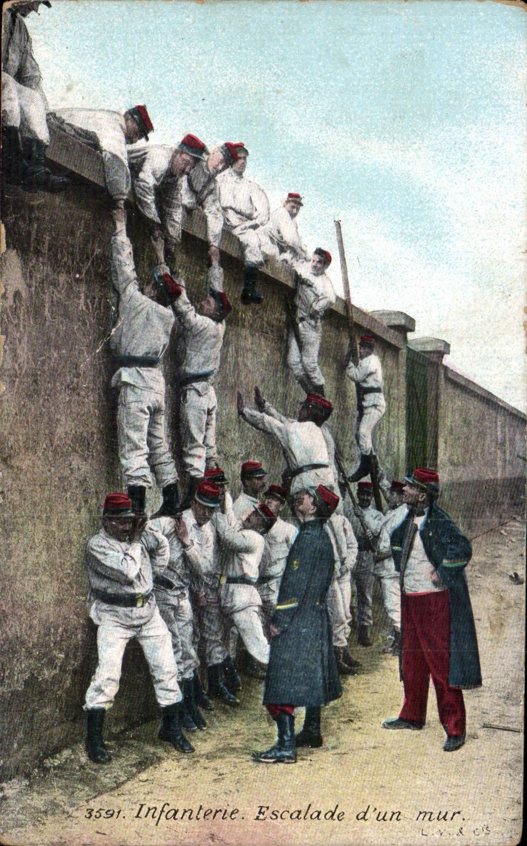CPA Militaria Infanterie Escalade d un mur