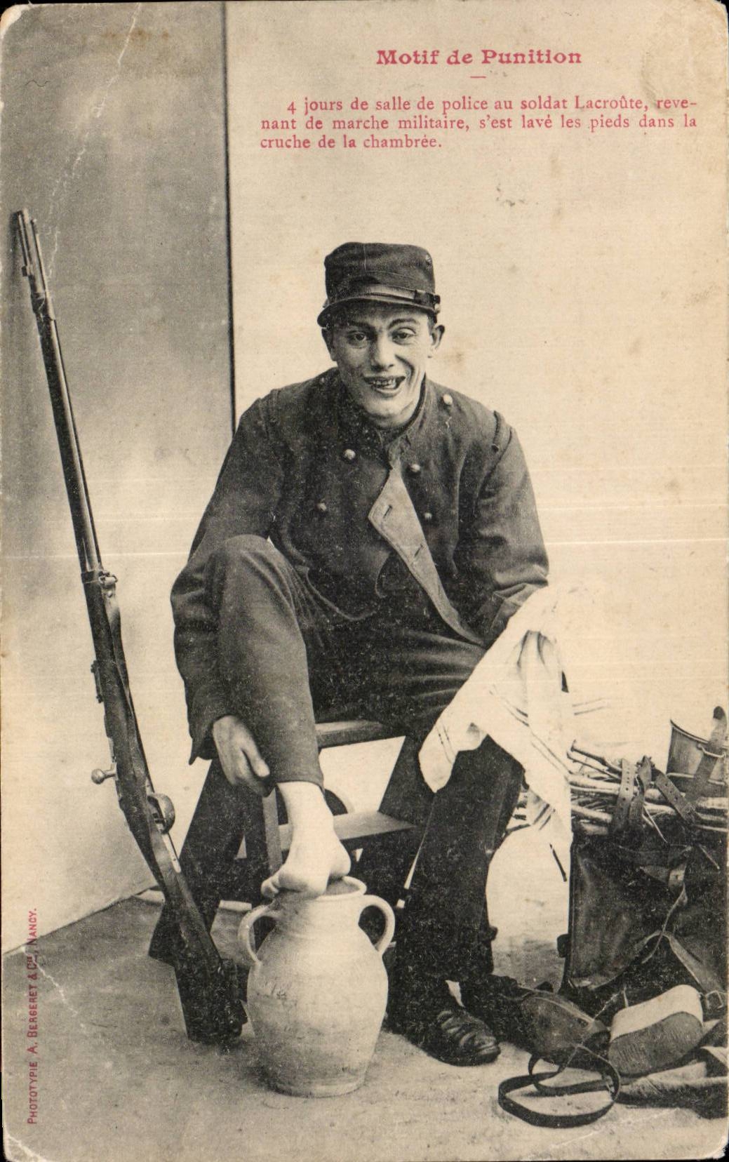 CPA Militaria Motif de punition Soldat