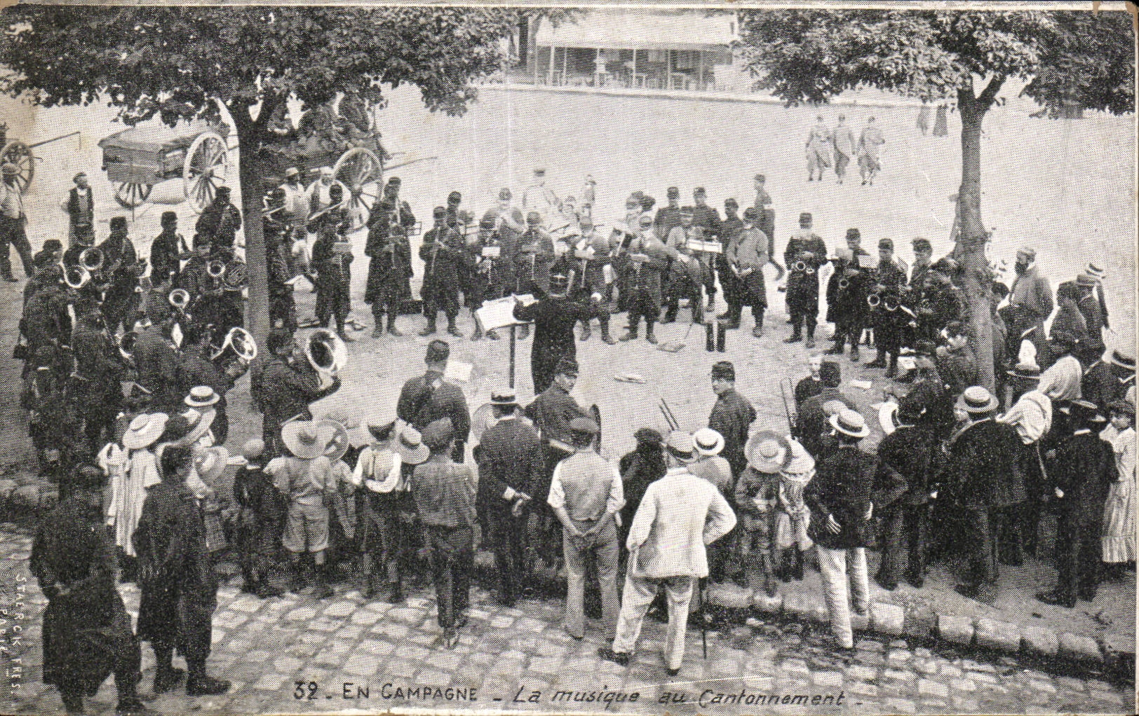 CPA Militaria En campagne la musique au cantonnement 