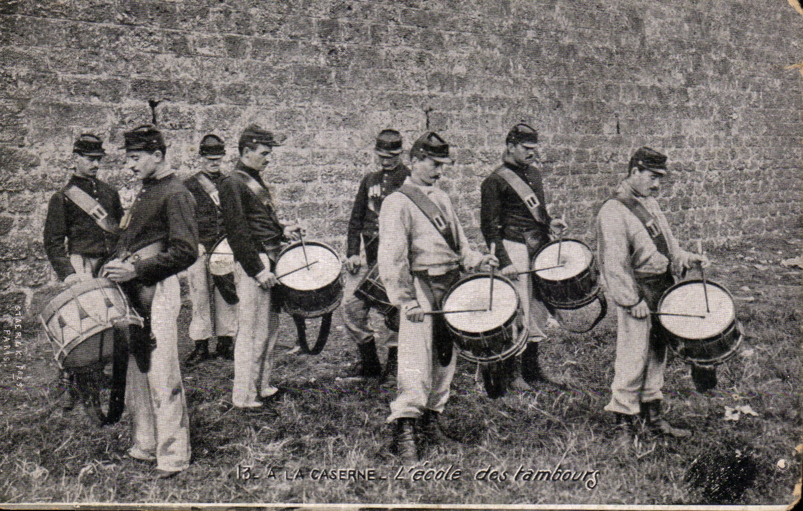 CPA Militaria A la caserne L ecole des tambours 