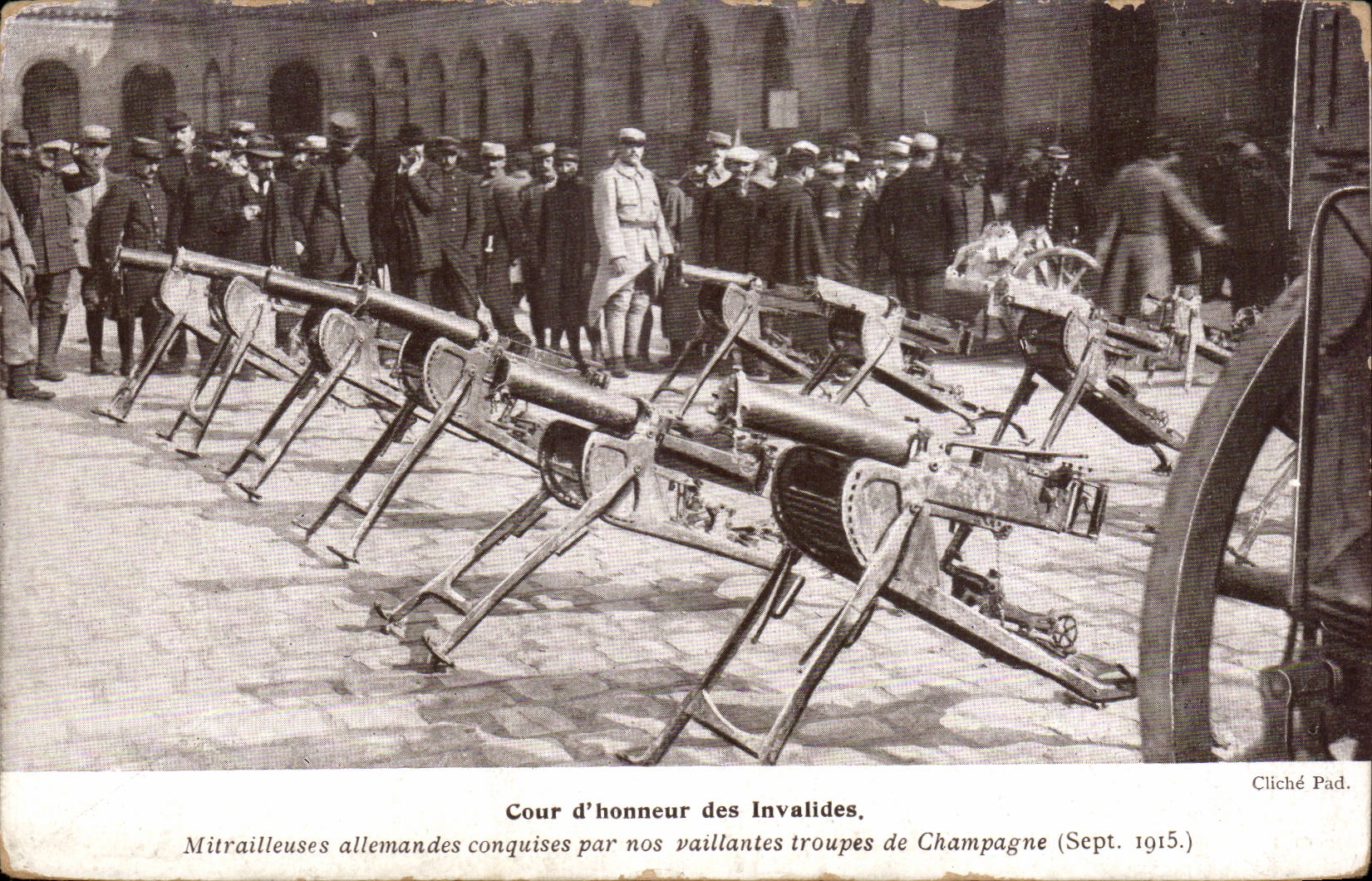 CPA Militaria Cour d honneur des Invalides Mitrailleuses allemandes