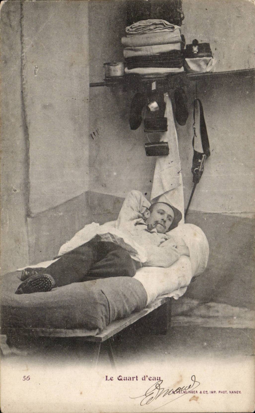 CPA Militaria Le quart d eau 