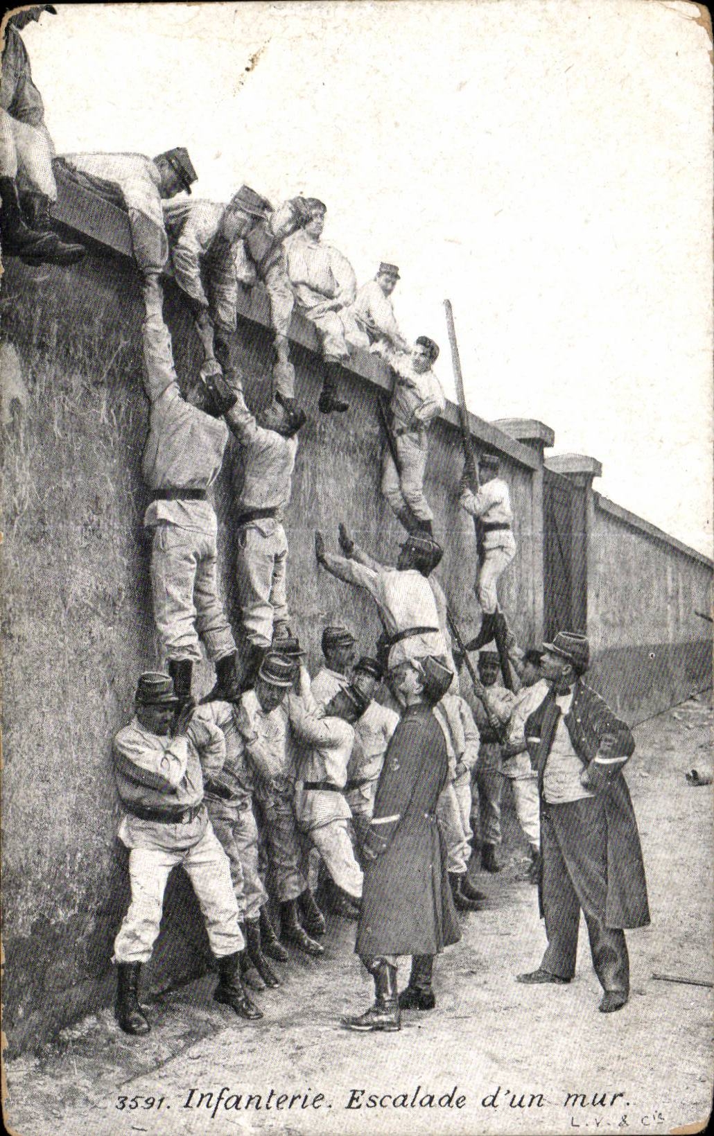 CPA Militaria Infanterie Escalade du mur 