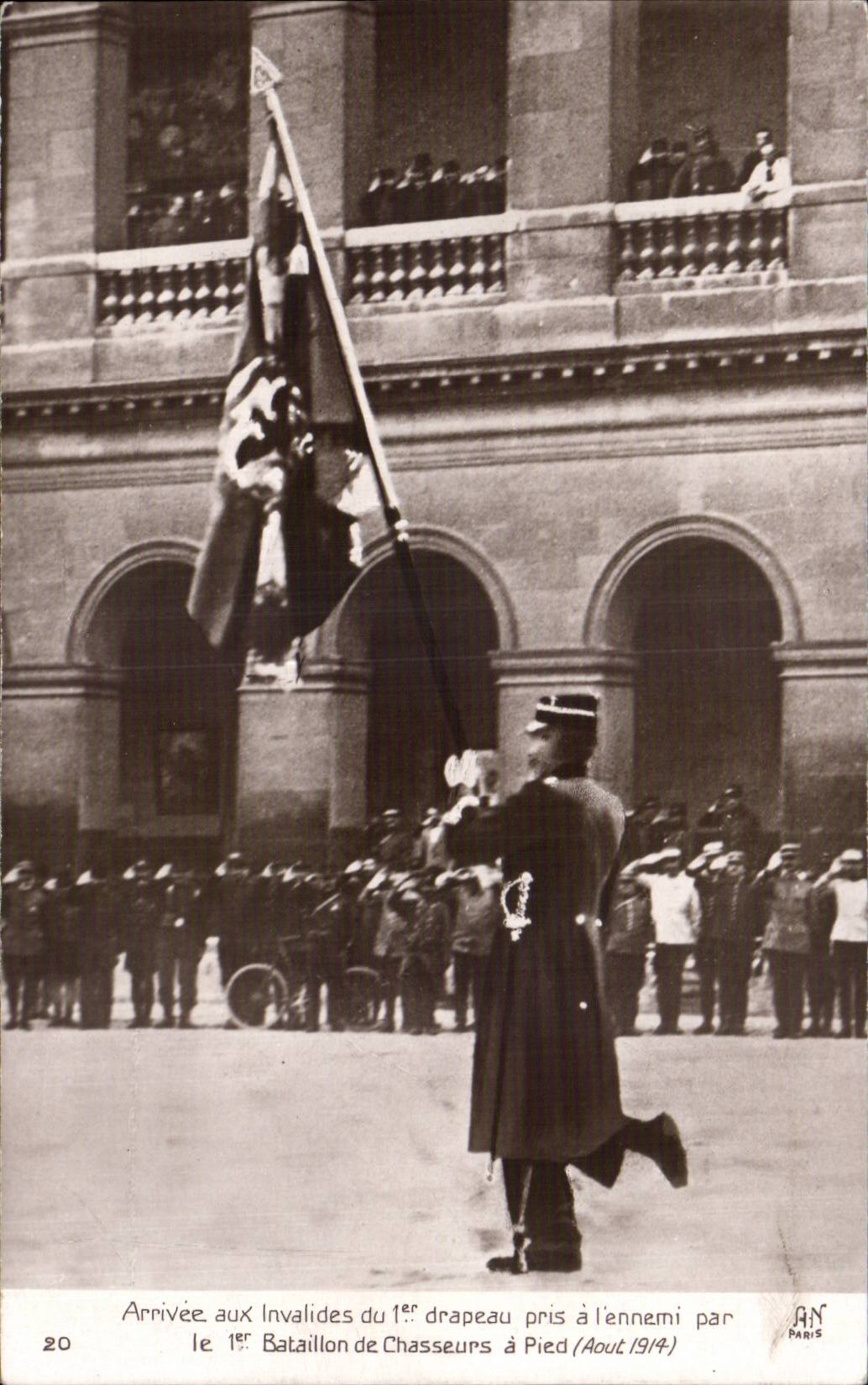 CPA Militaria Arrivee with Invalides of the 1st flag taken has enemy by the 1st battalion of Hunters has foot August 1914