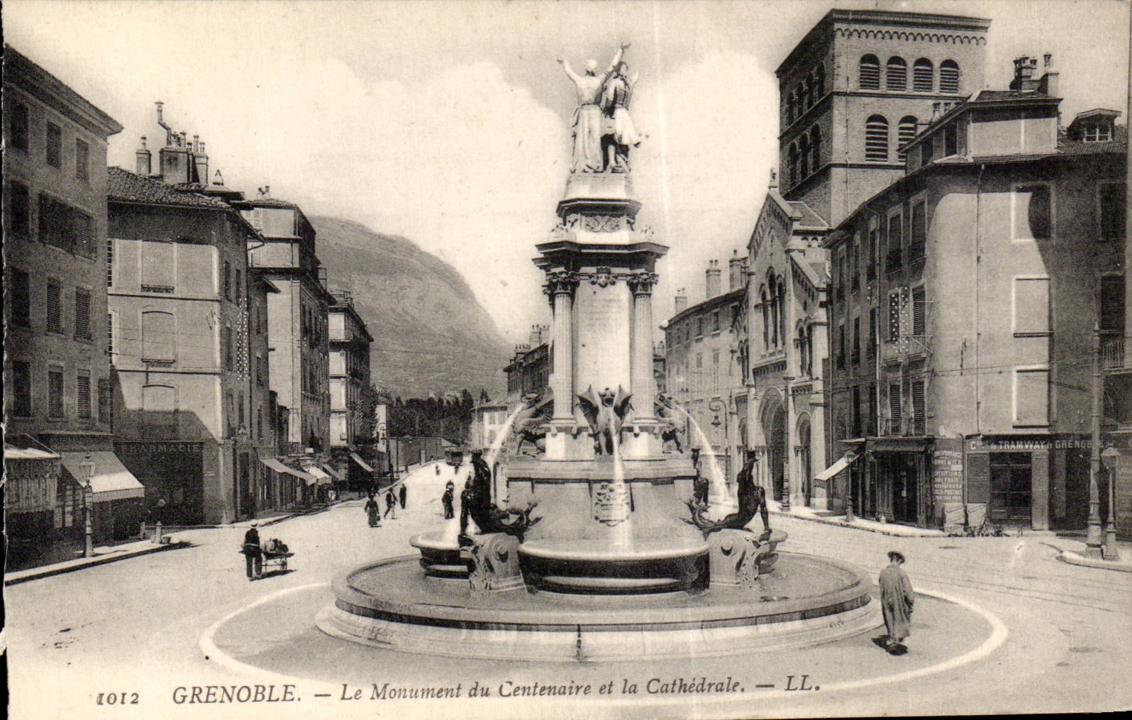 Dauphine - Grenoble - Le Monument du Centenaire et la Cathedrale - CPA