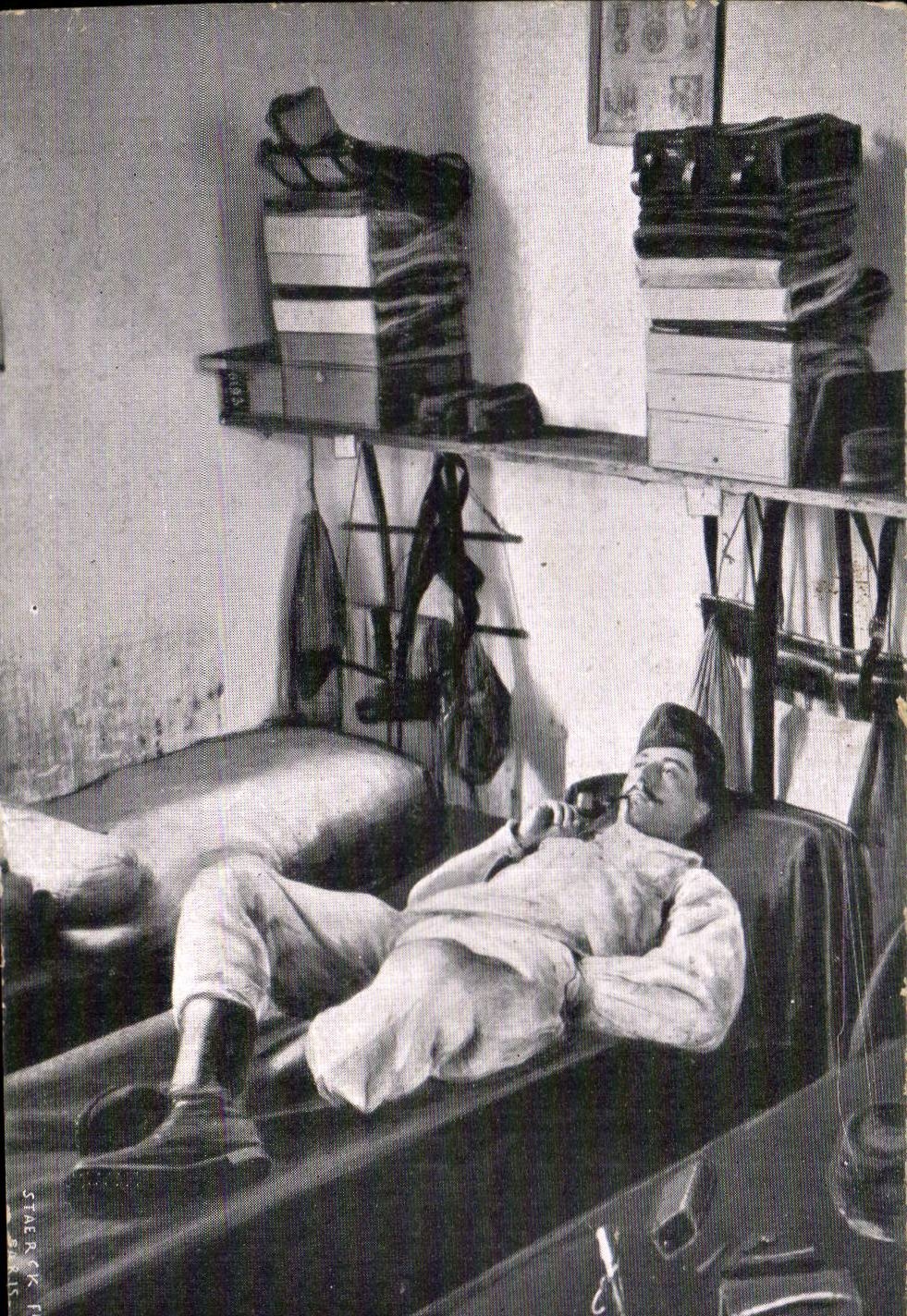 CPA Militaria con los cuarteles una buena pipa