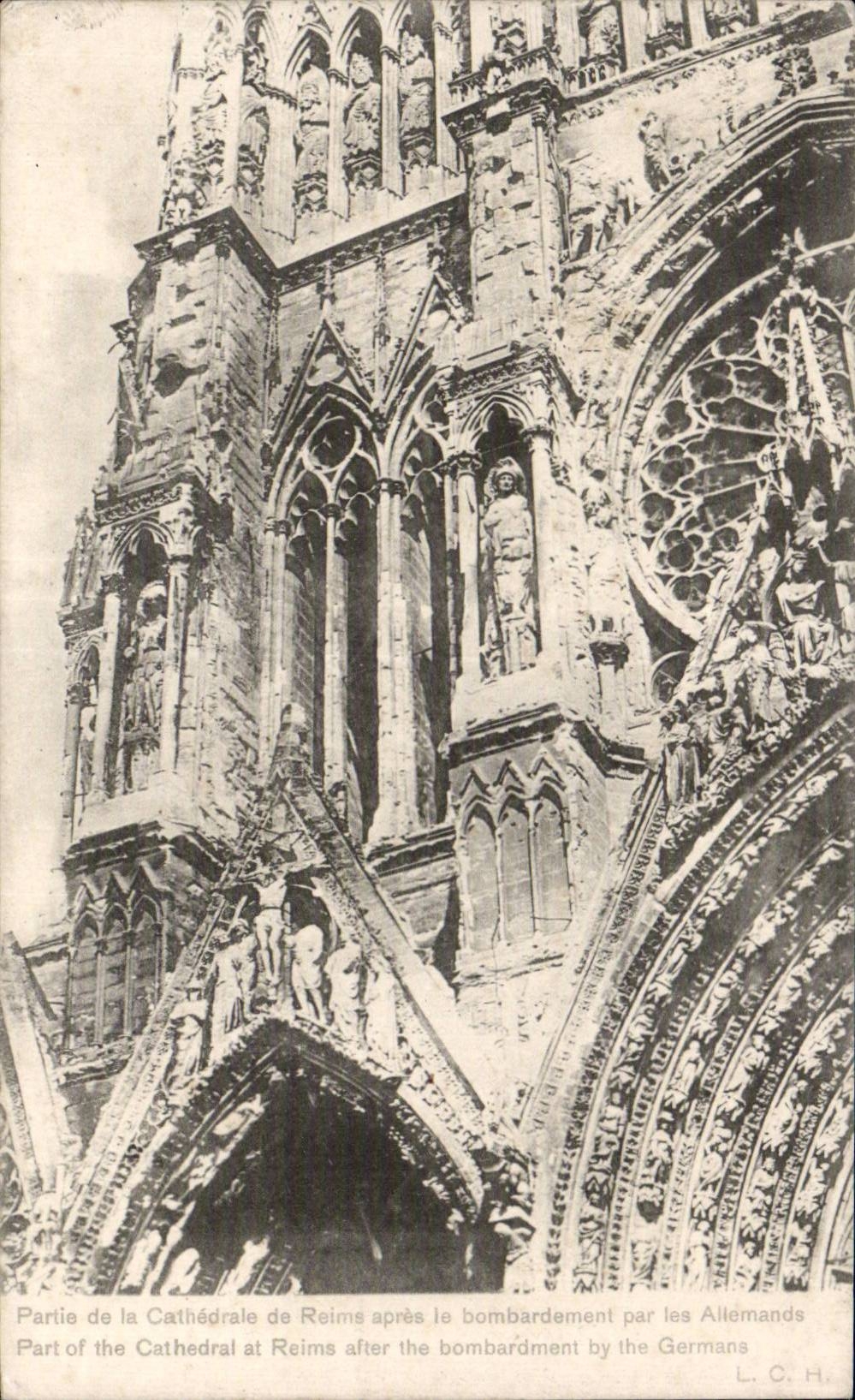 CPA Militaria ruins of the Reims Great War Left the cathedral after the bombardment of the Germans