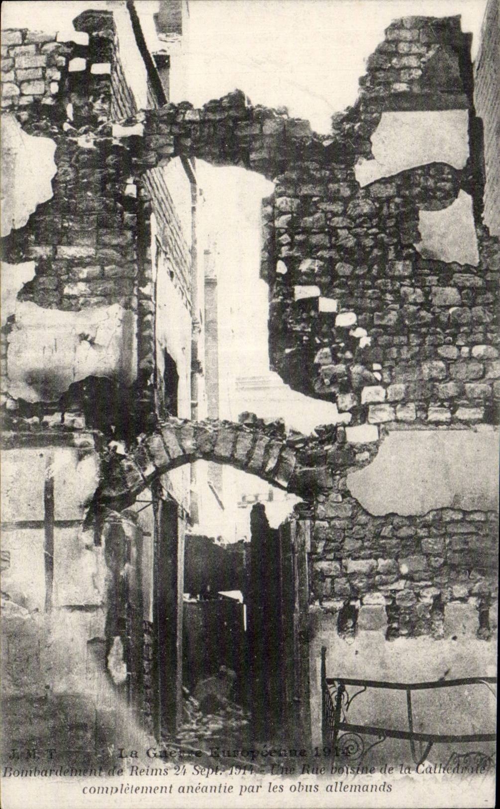 CPA Militaria ruins of the Reims Great War a street close to the cathedale