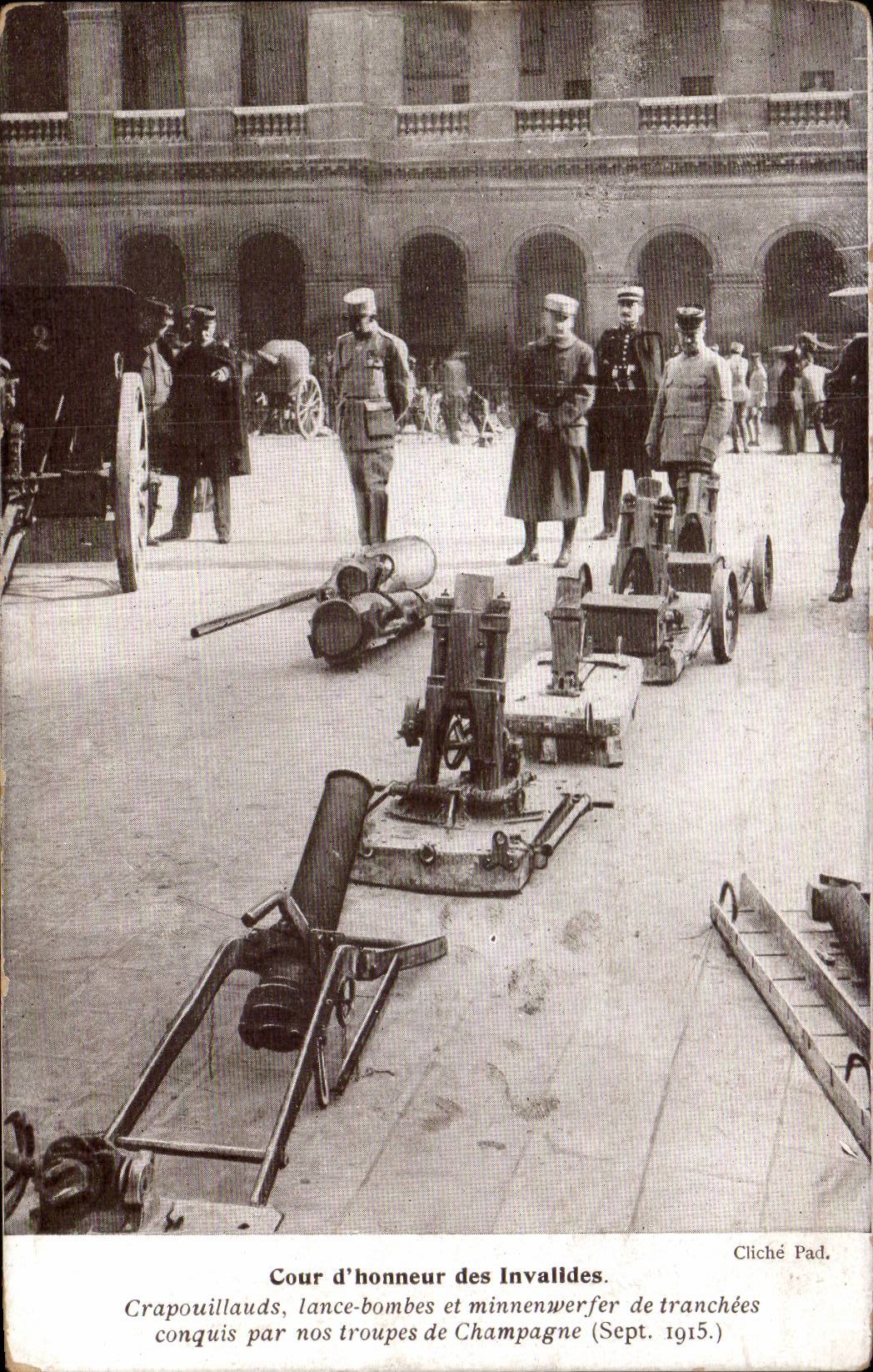 CPA Militaria Guerre de 1914 Cour d honneur des Invalides Paris Crapouillauds lance bombes