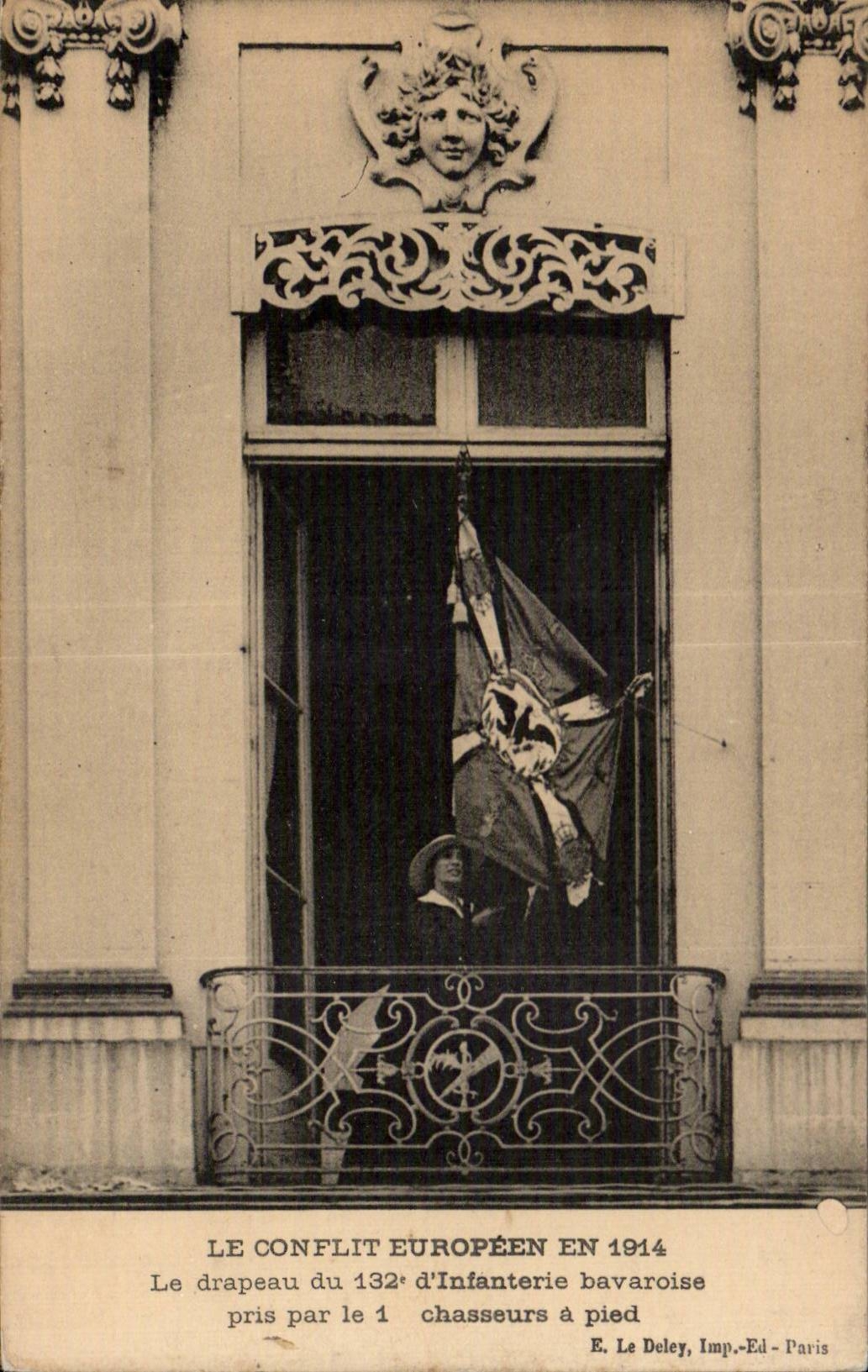CPA Militaria Guerre of 1914 Le flag of the 132eme regiment Bavarian infantry taken by the 1 hunters has foot
