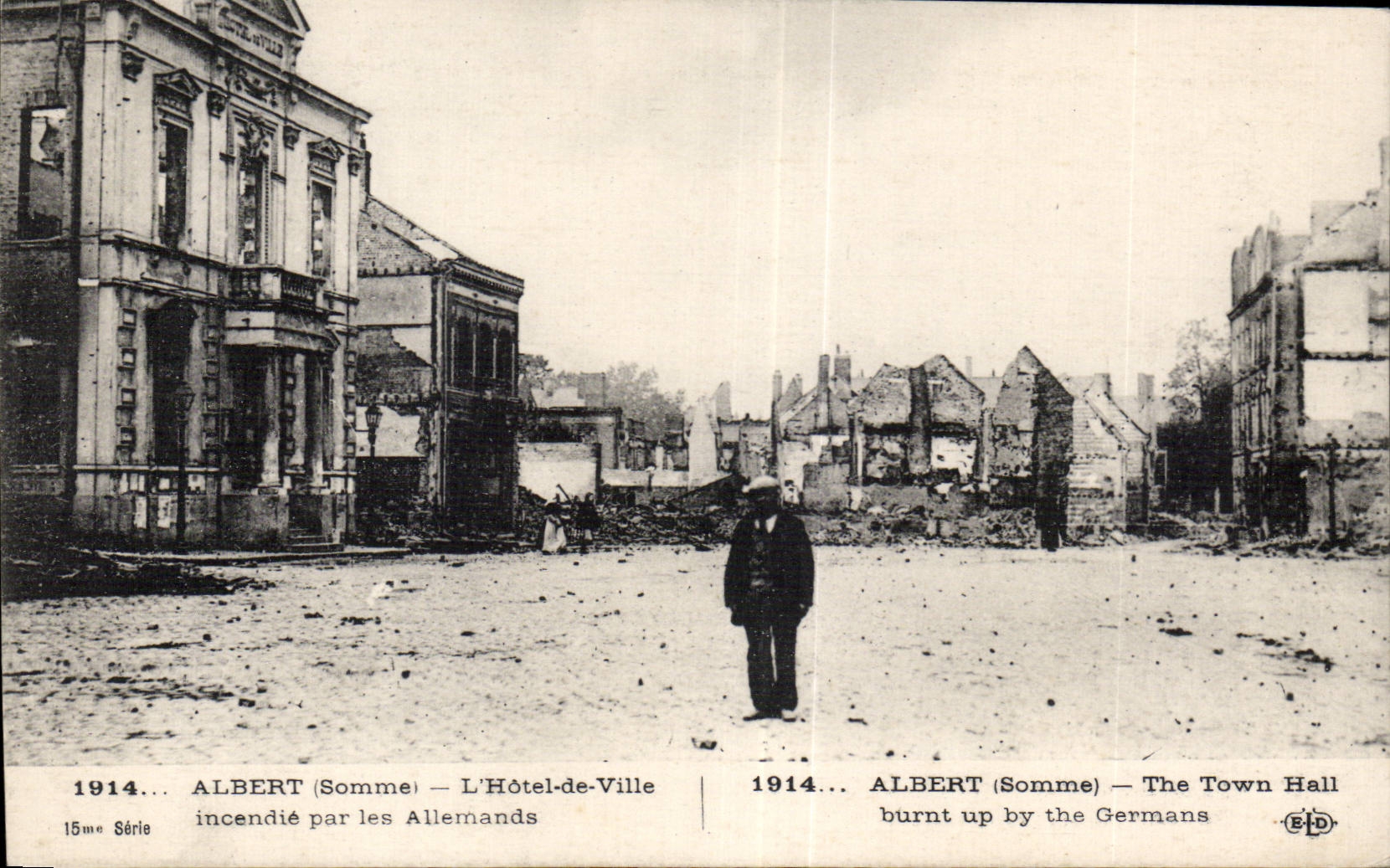 CPA Militaria Guerre of 1914 Albert town hall sets fire to by German