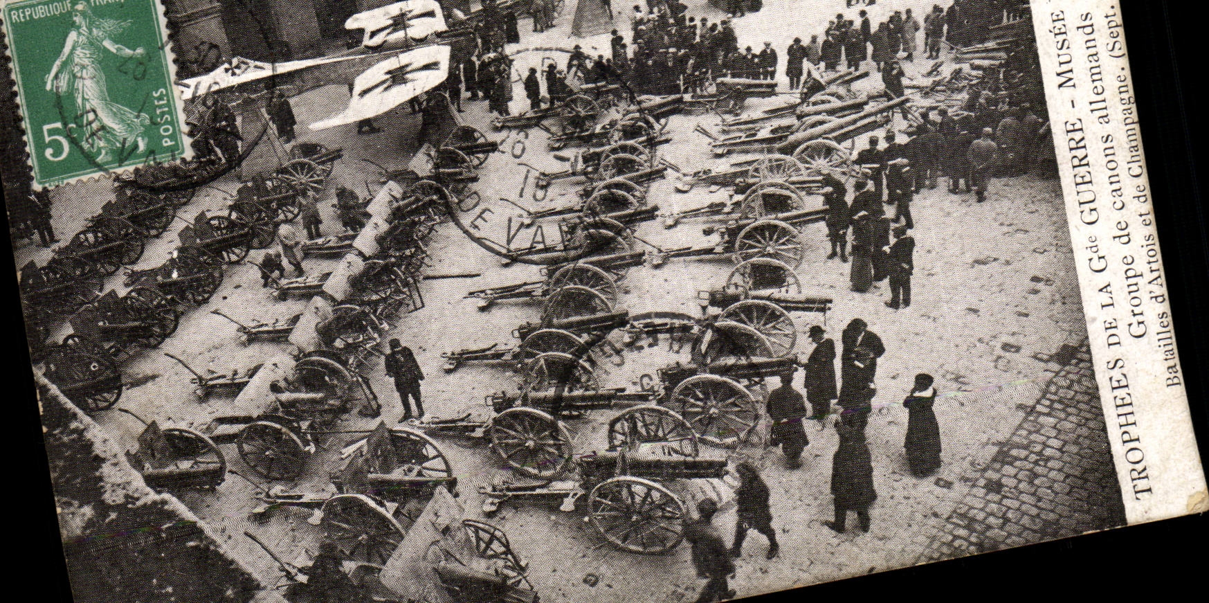 CPA Militaria Trophies of the Great War Museum of armed Group with German guns Battles Artois and Champagn