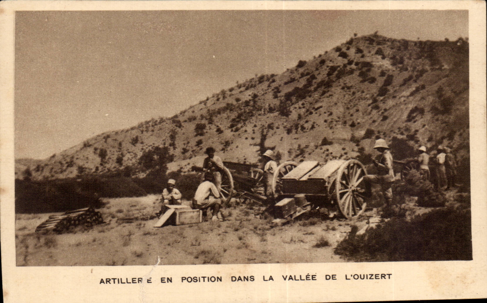 CPA Militaria Artillery in position in the valley of Ouizert