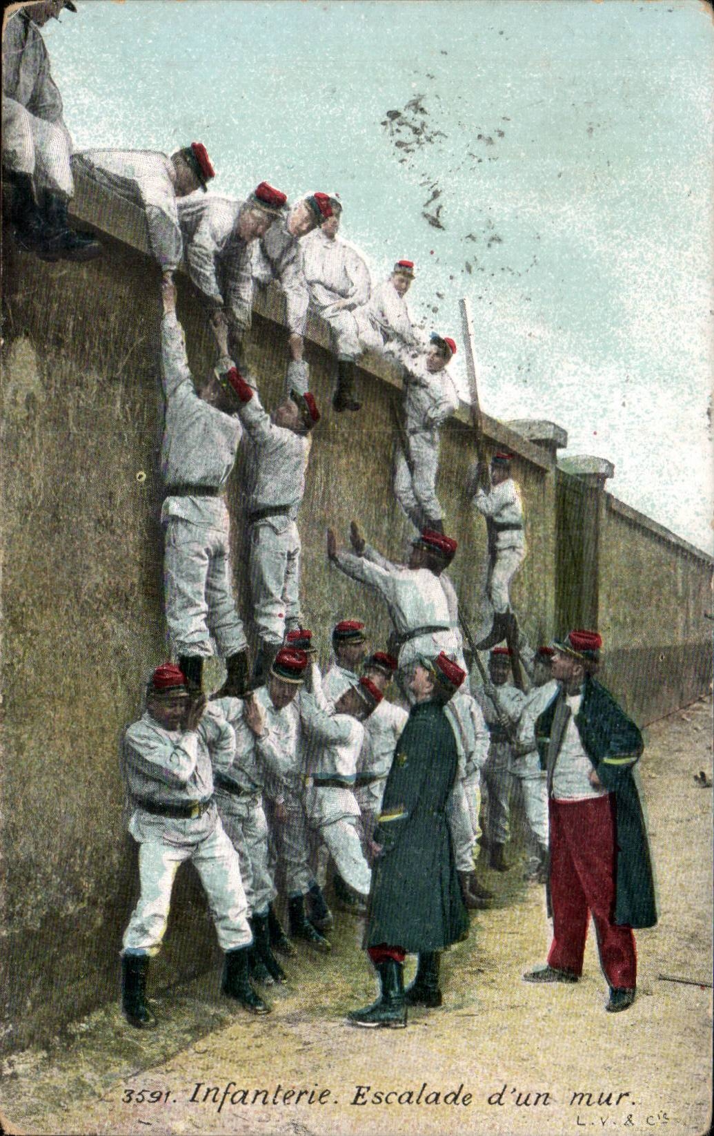 CPA Militaria Infanterie Escalade d un mur