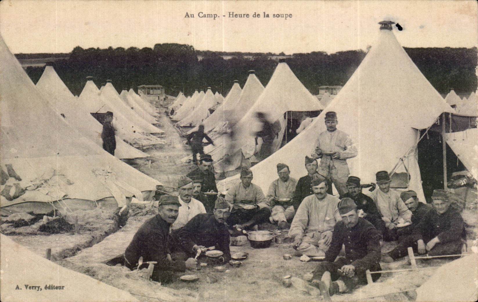 CPA Militaria La guerre de 1914 Au camp Heure de la soupe