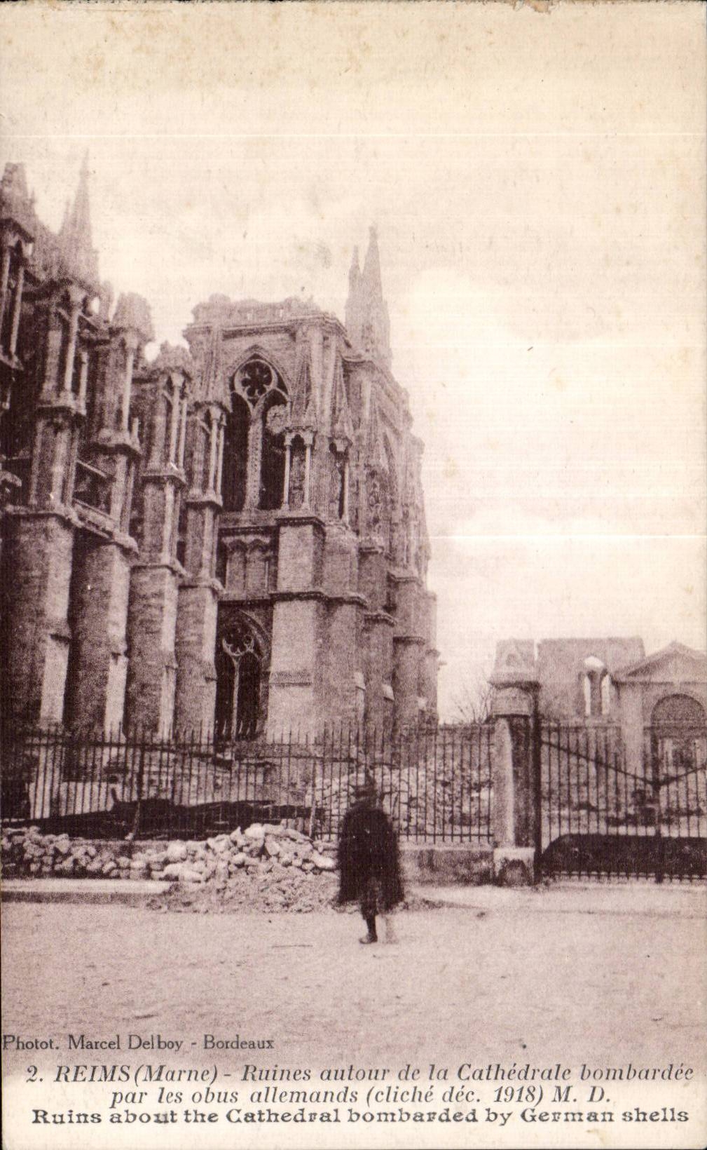 CPA Reims Ruins around the cathedral given up by the German shells