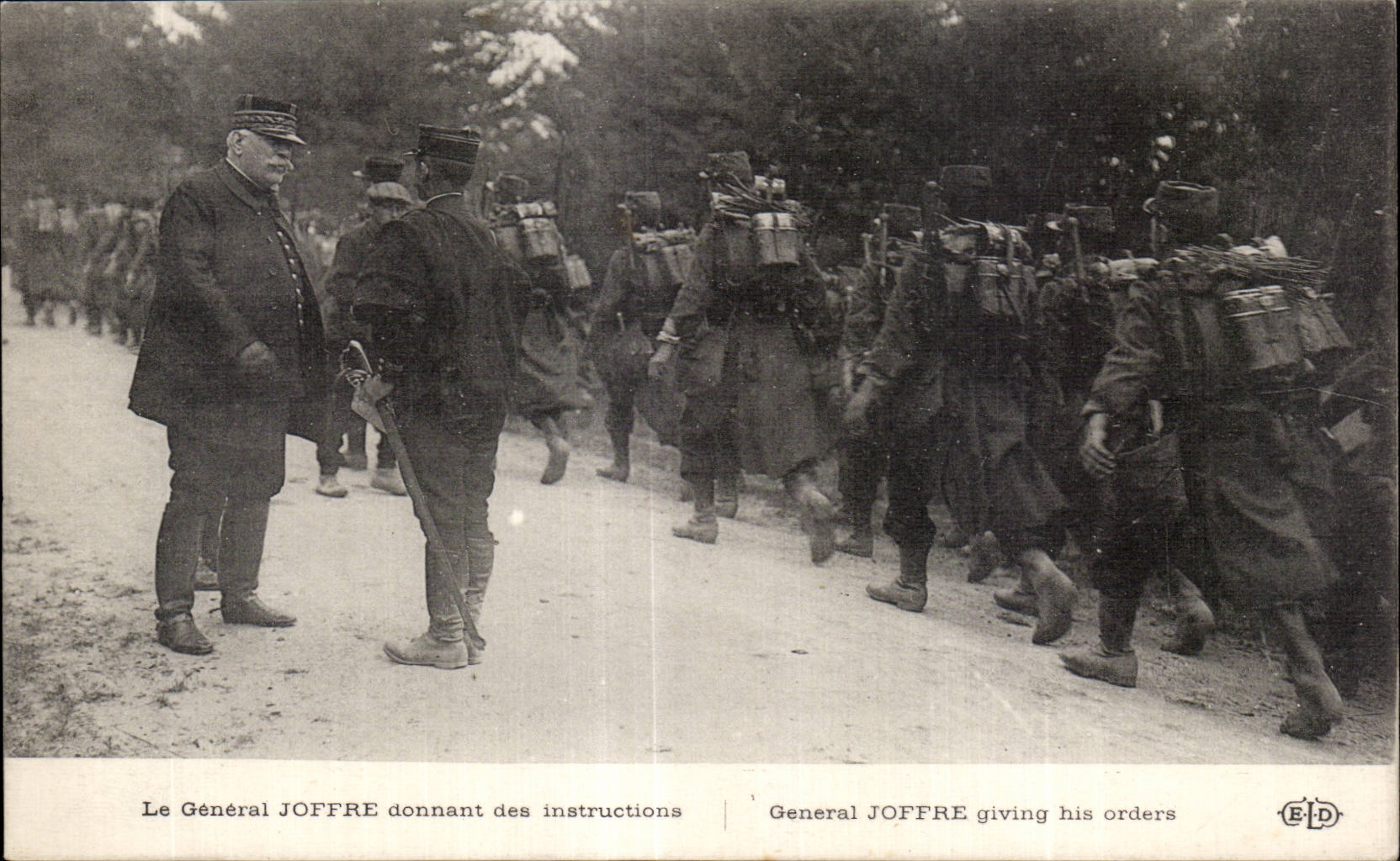 CPA Militaria general Joffre giving its instructions
