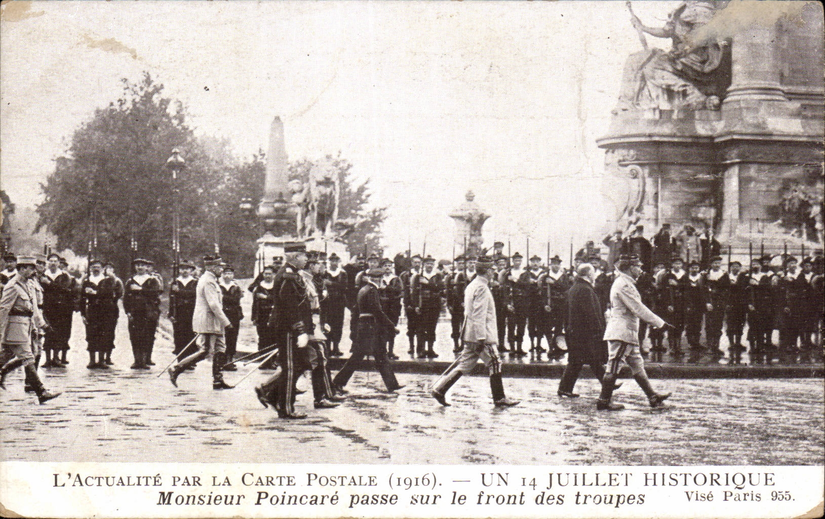 Paris - Mr Poincare passes on the Face of the Troops - CPA