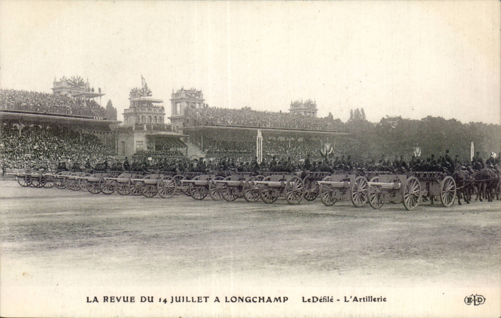 CPA Militaria Paris La revue du 14 juillet a Longchamp Le defile l artillerie