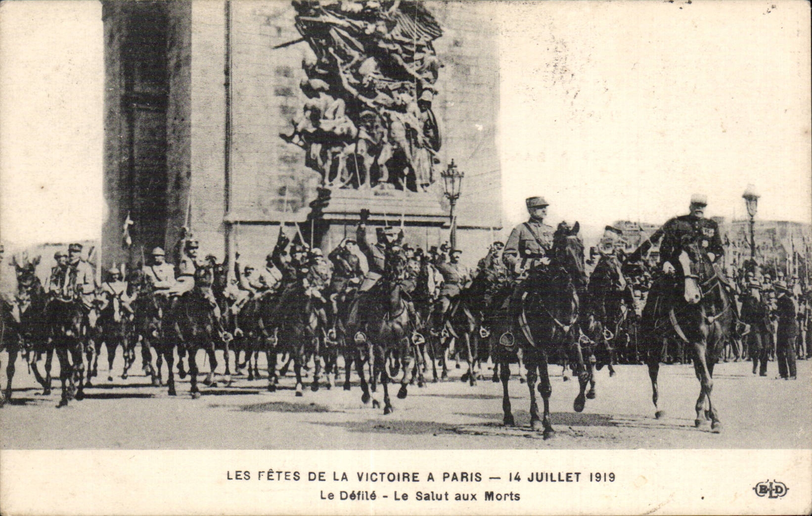 CPA Militaria Paris Festivals of the Victoire July 14th 1919 the procession safety with dead Arc de Triomphe