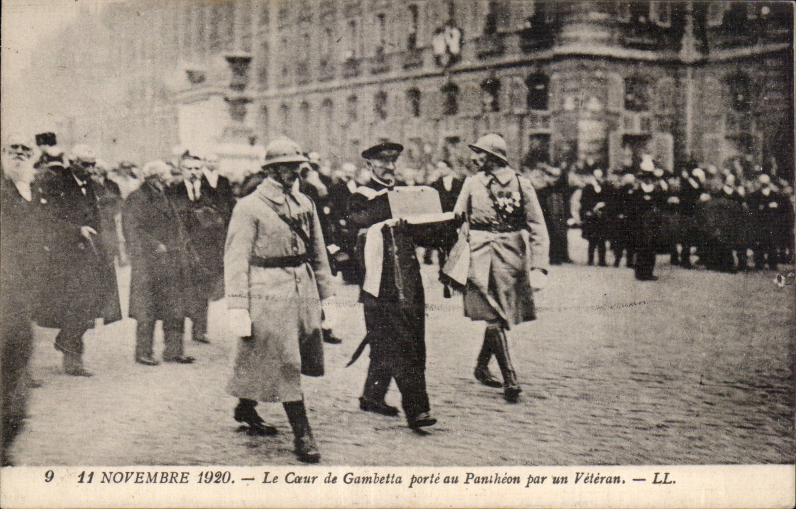 CPA Militaria Paris November 11th 1920 the heart of Gambetta carries to the Pantheon by a veteran