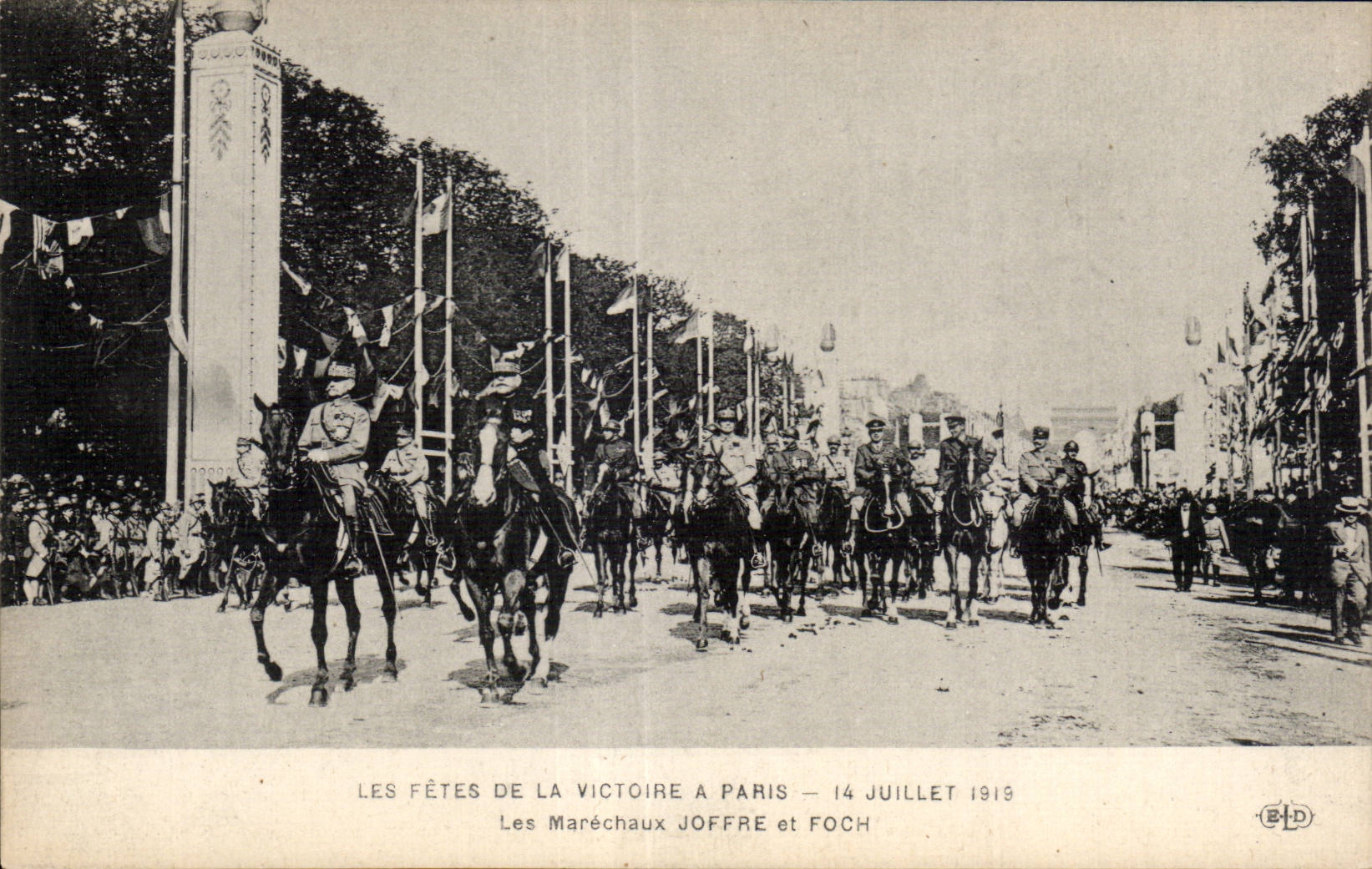CPA Militaria Paris Festivals of the Victoire July 14th 1919 the Marshals Foch and Joffre