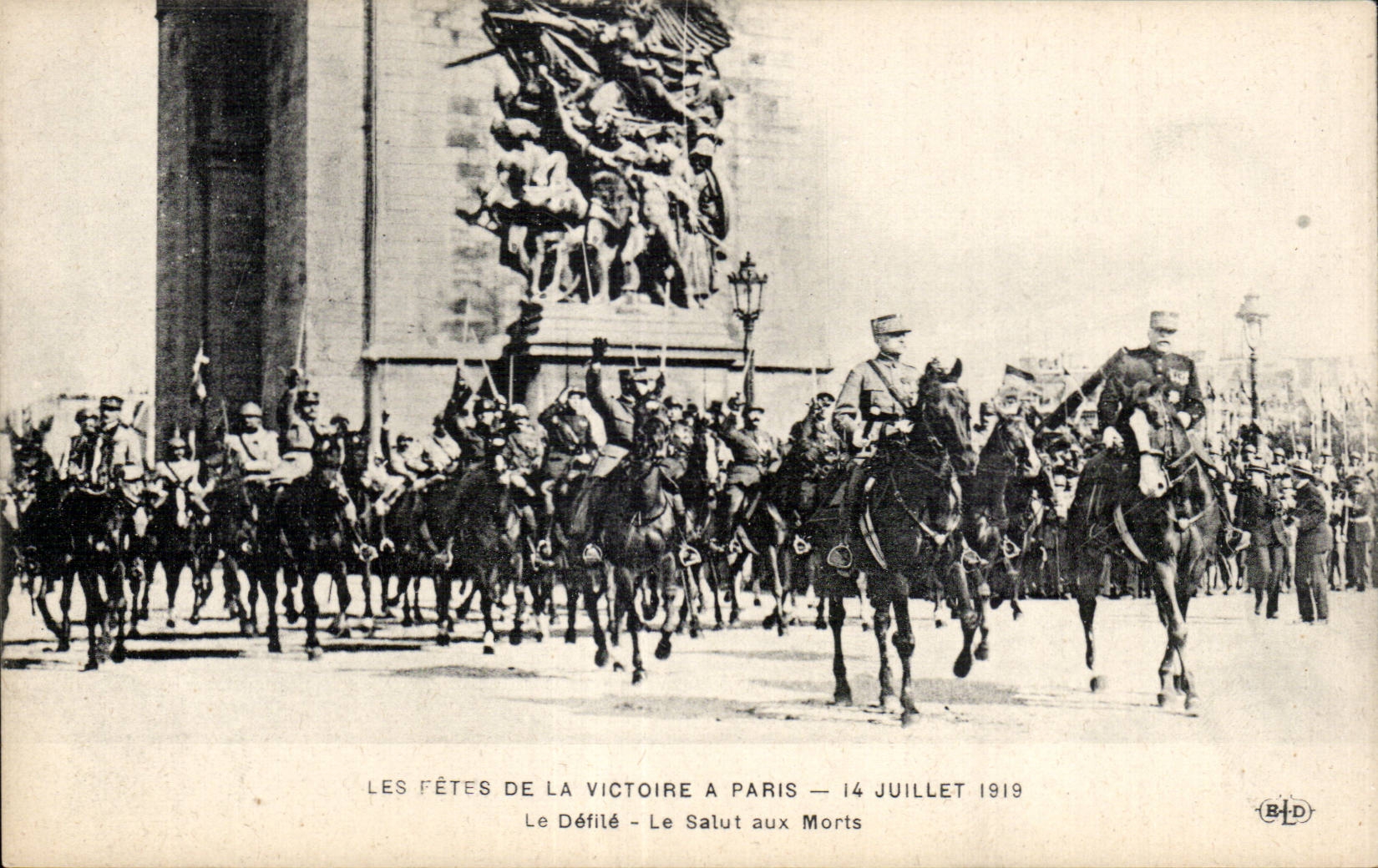 CPA Militaria Paris Festivals of the victory July 14th 1919 the procession safety with deaths
