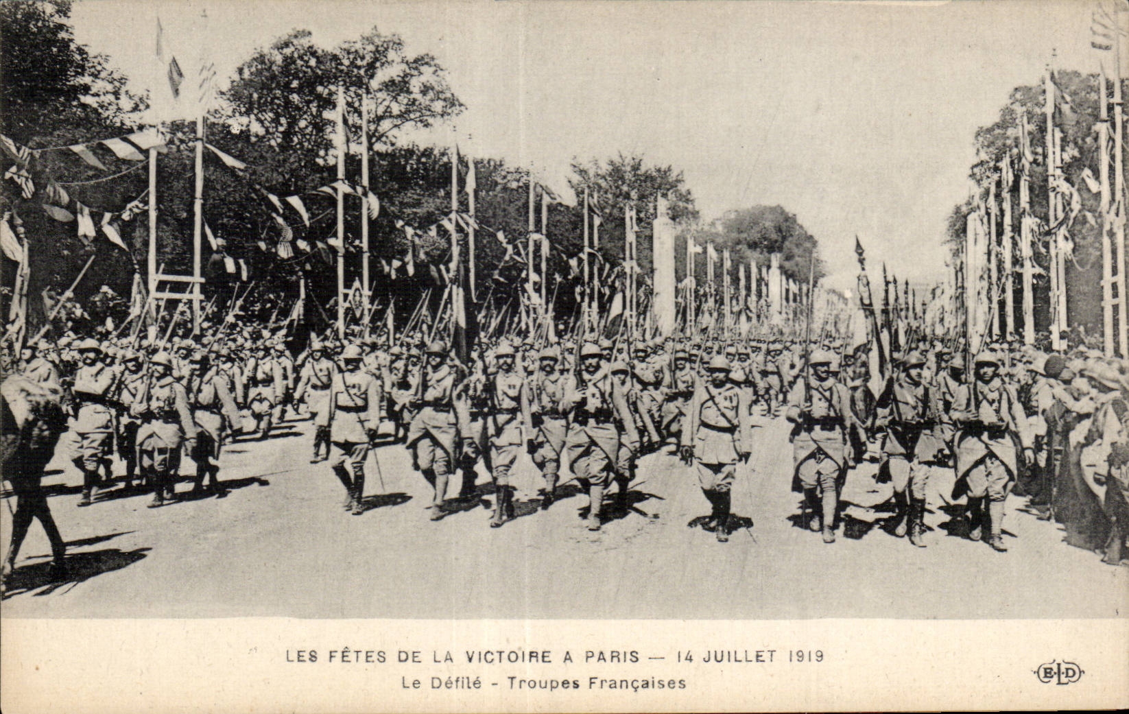 CPA Militaria Paris Festivals of the victory July 14th 1919 the procession French Troops