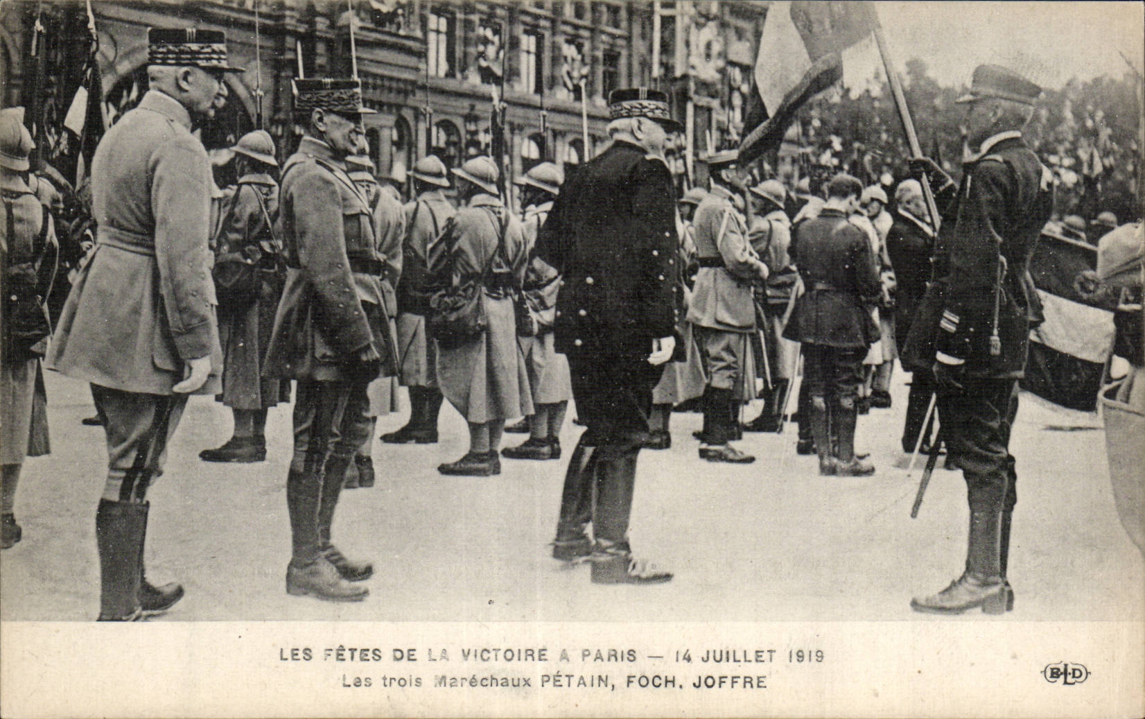 CPA Militaria Paris Festivals of the victory July 14th 1919 the three marshals Petain Foch Joffre