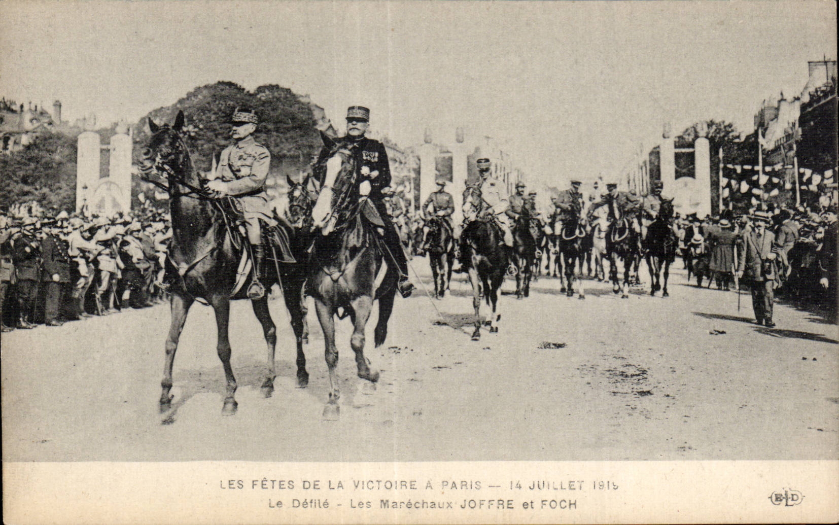 CPA Militaria Paris Festivals of the victory July 14th 1919 the procession Foch Joffre