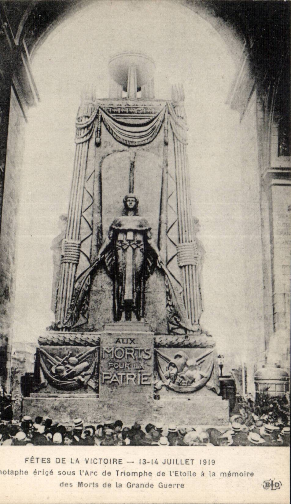 CPA Militaria Paris Fetes of the victory Cenotaphe July 14th 1919 sets up under Arc de Triomphe