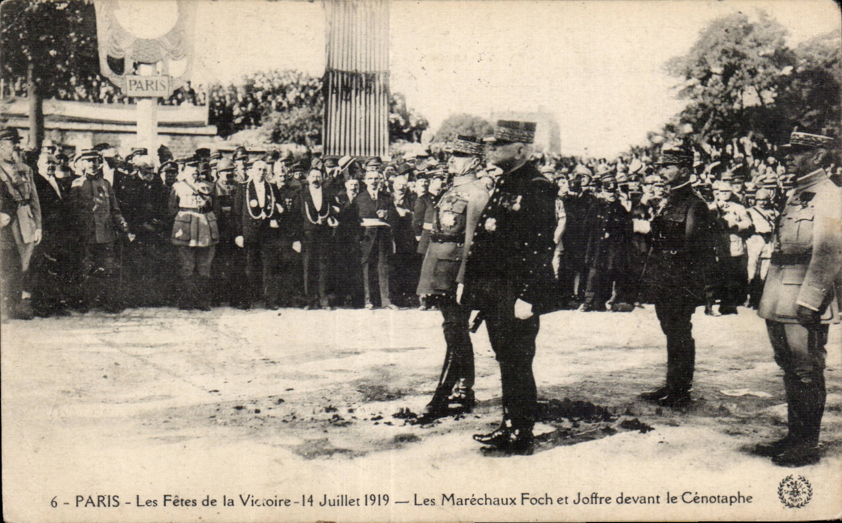 CPA Militaria Paris Festivals of the victory July 14th 1919 the marshals Foch and Joffre in front of the Cenotaph