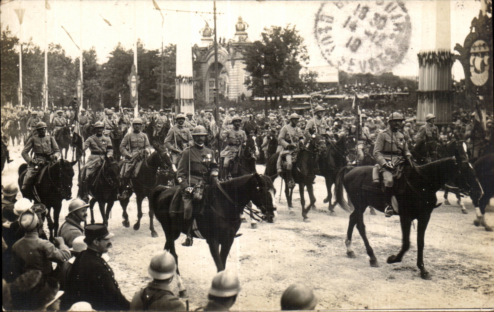 CPA Militaria Paris Festivals of the victory July 14th 1919 cavalry