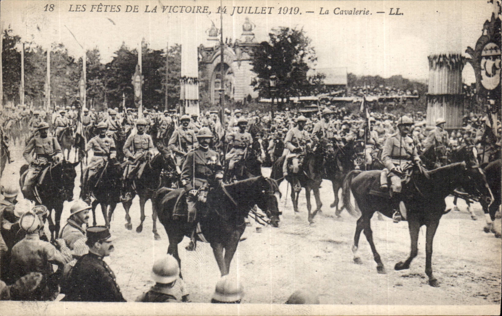 CPA Militaria Paris Fetes of the victory has Paris July 14th 1919 the cavalry
