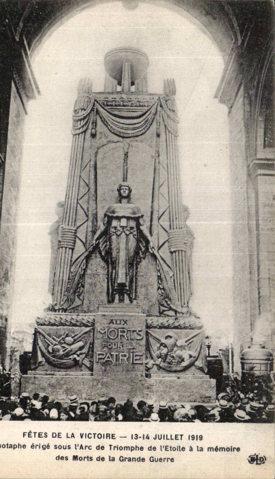 CPA Militaria Paris Fetes of the victory has Paris Cenotaphe July 14th 1919 sets up under Arc de Triomphe