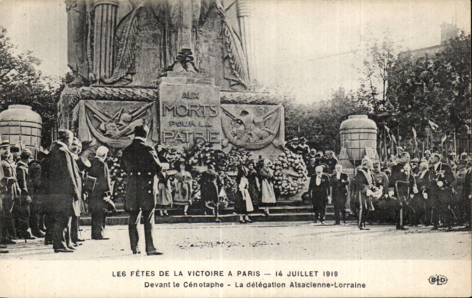 CPA Militaria Paris Fetes of the victory has Paris July 14th 1919 In front of the Cenotaph Lorraine the Alsacienne delegation