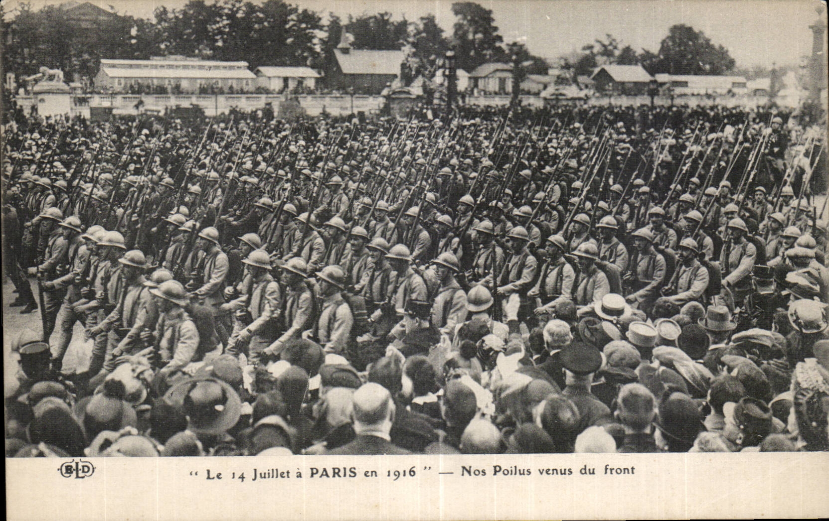 CPA Militaria Paris on July 14th has Paris in 1916 Our hairy come from the face