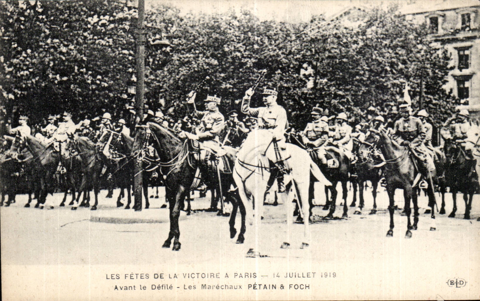 CPA Militaria Paris on July 14th has Paris in 1919 Festivals of the Victoire Before the procession the marshals Joffre and Foch