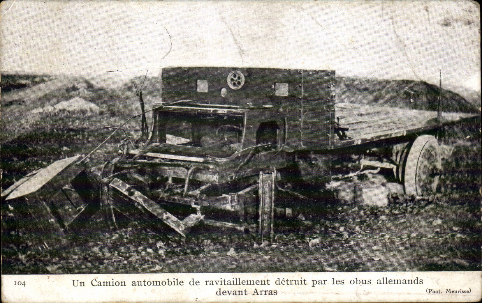 CPA Militaria Un camion automobile de ravitaillement detruit par les obus allemands devant arras
