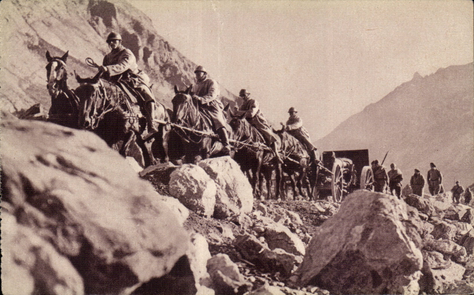 CPA Militaria A la recherche d une position de batterie en montagne