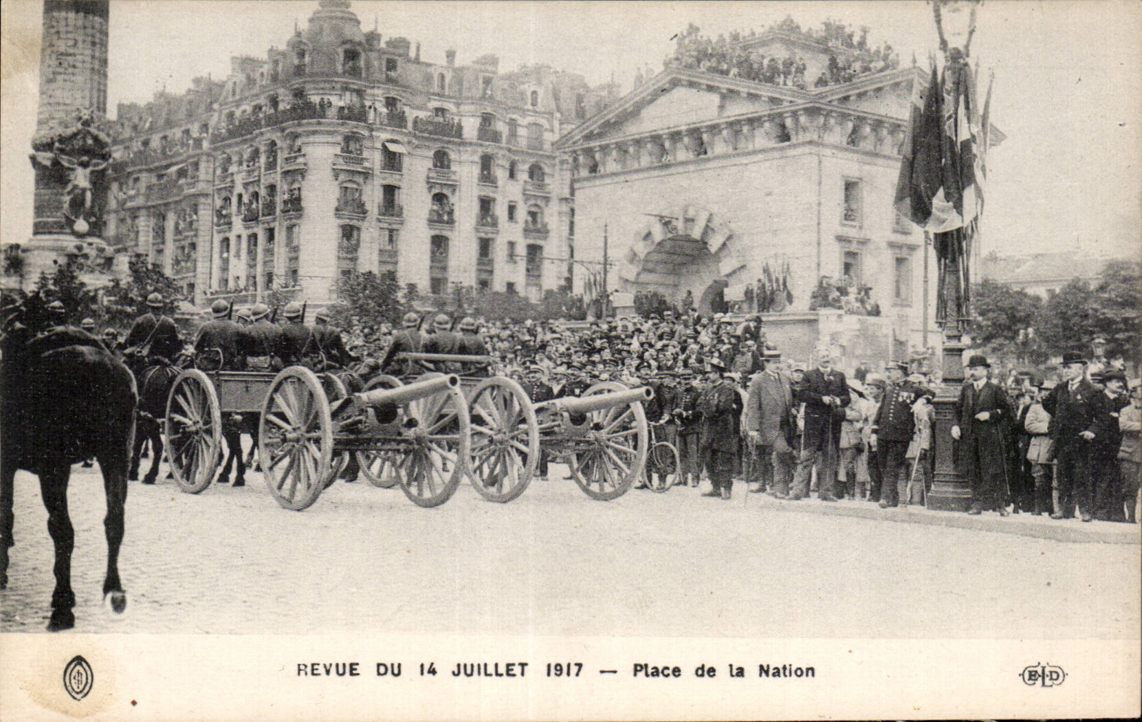 CPA Militaria Revue du 14 juillet 1917 Place de la Nation