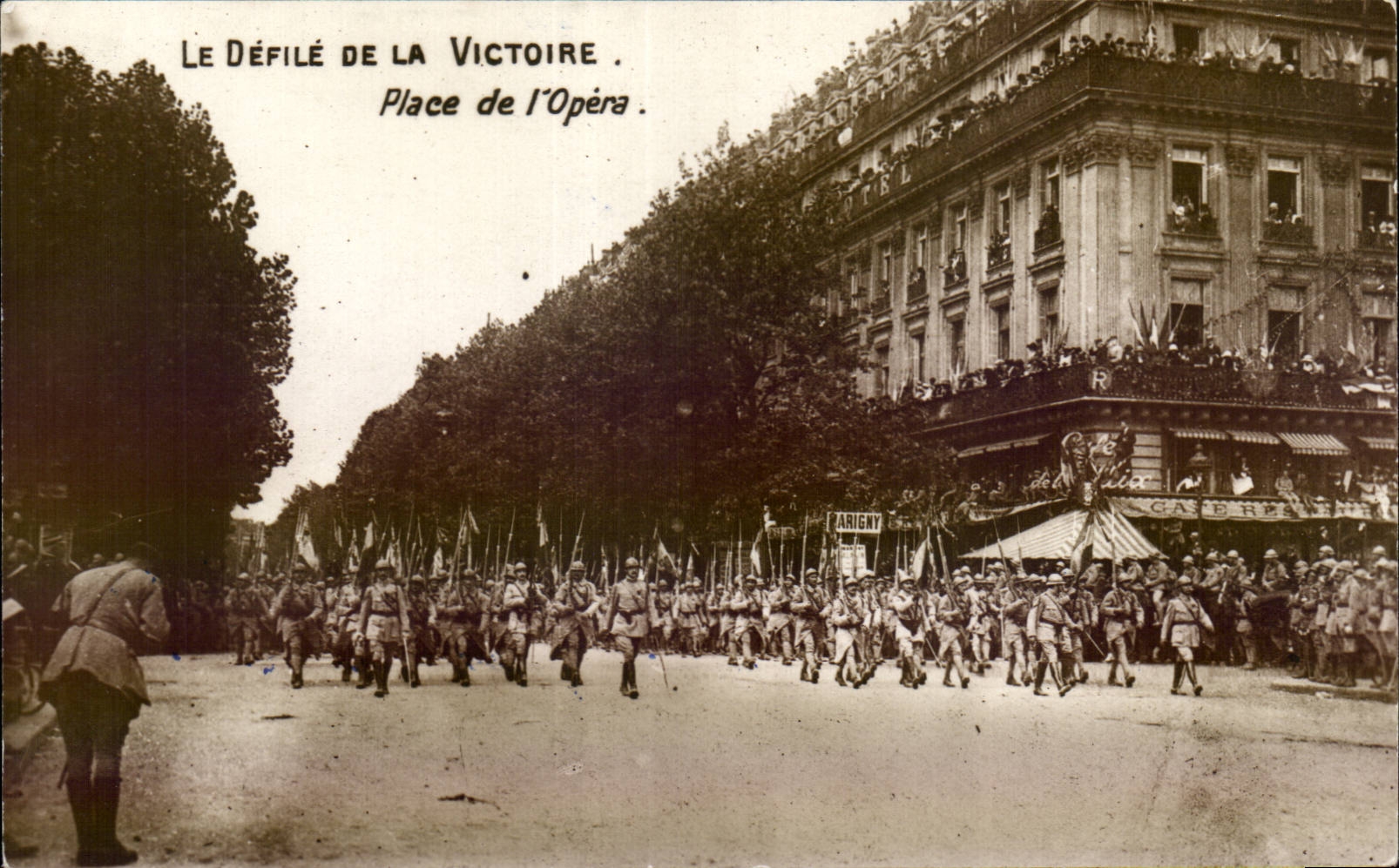 CPA Militaria the procession of the victory Places Opera