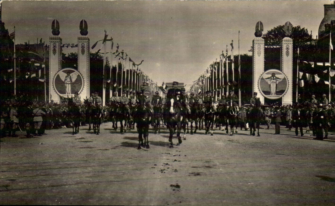 CPA Militaria the procession of the victory Champs Elysees