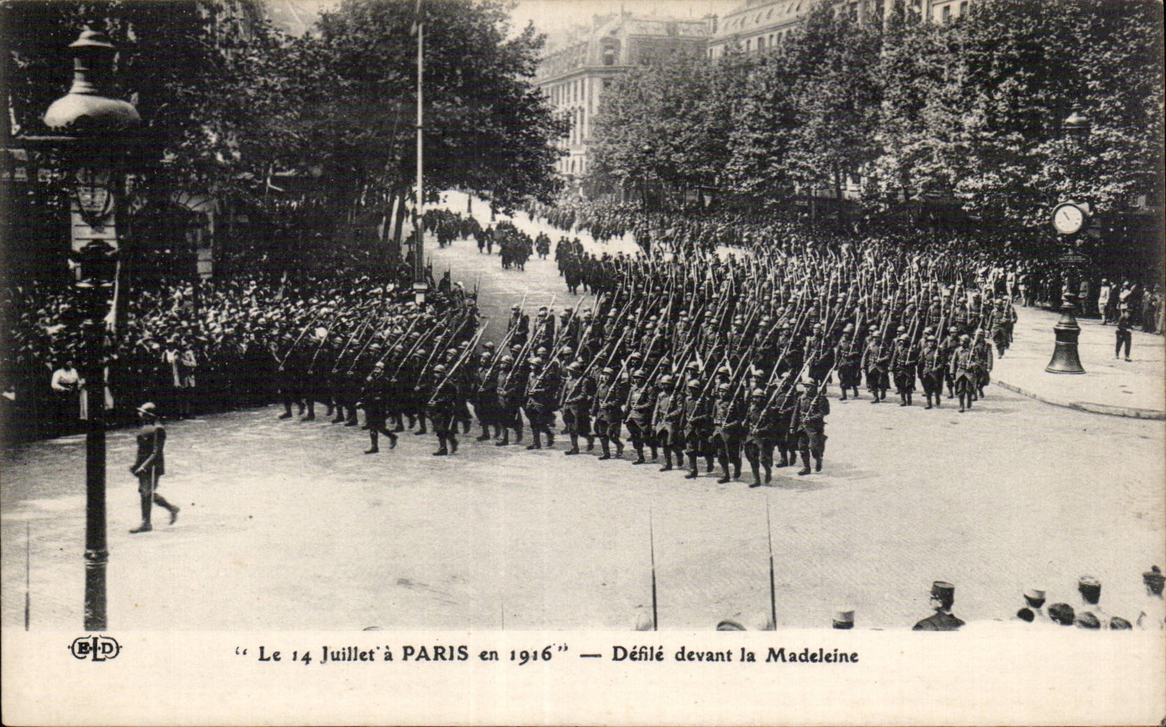 CPA Militaria on July 14th has Paris in 1916 Procession in front of the Madeleine