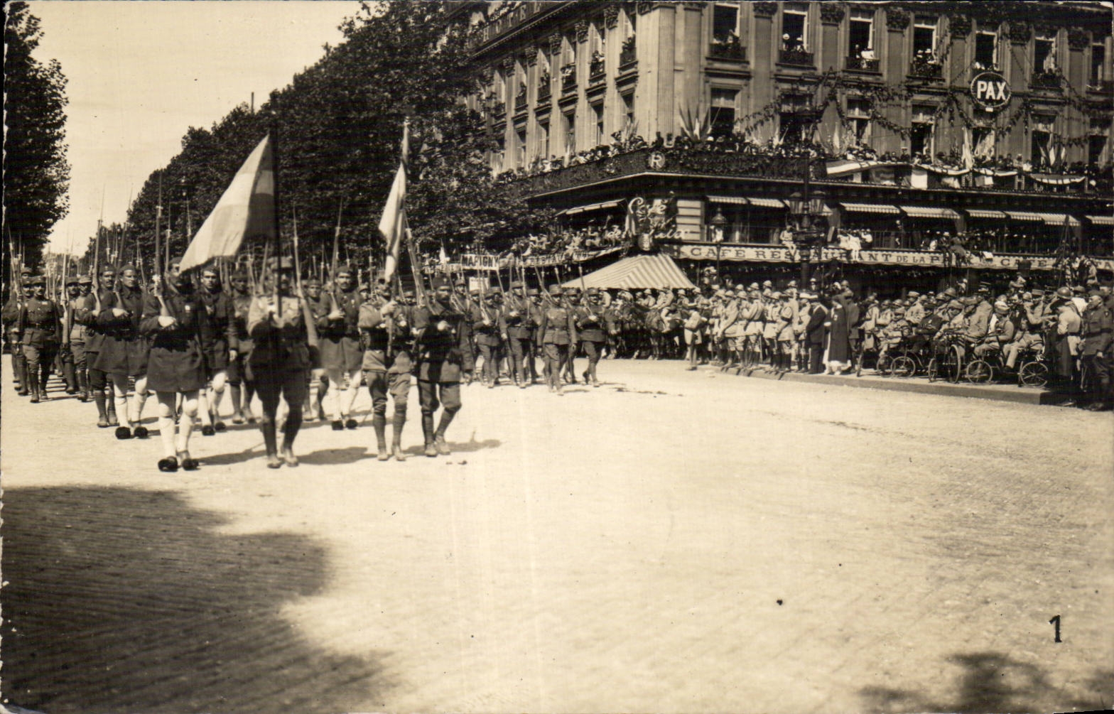 Real photo Militaria Defile Place of operated Paris
