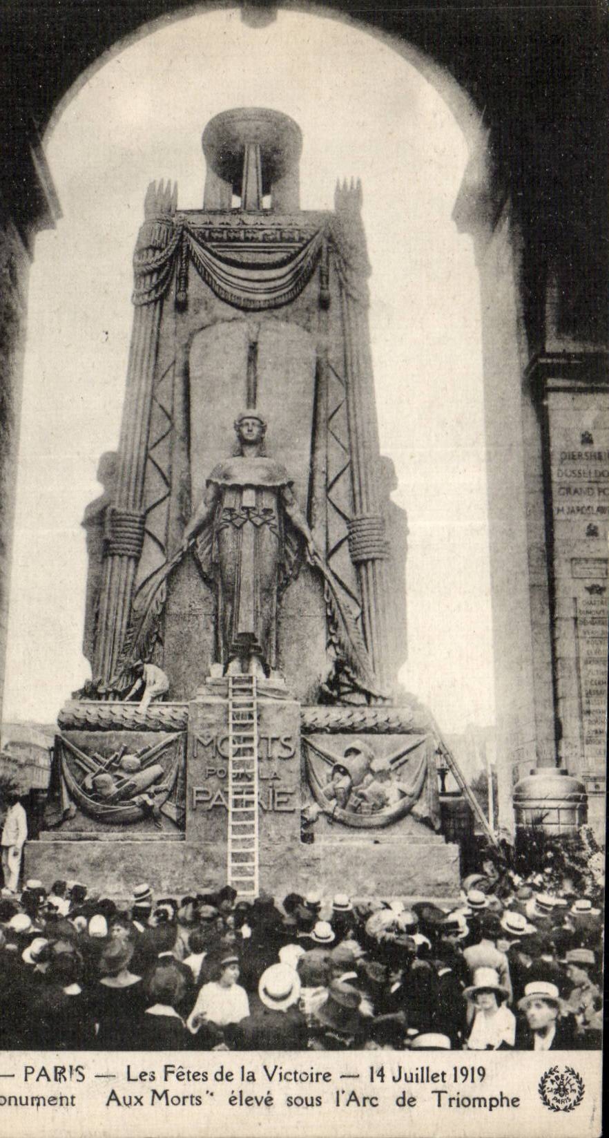 CPA Militaria Paris festivals of the Victoire July 14th 1919 the war memorial raised under Arc de Triomphe