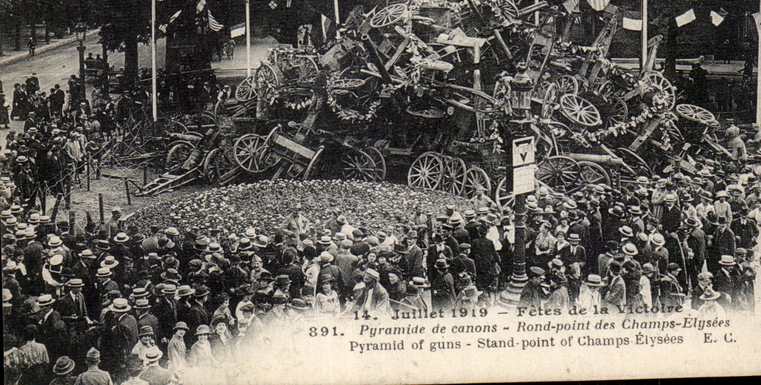 CPA Militaria Paris festivals of the Victoire July 14th 1919 Pyramid of guns Round not of the Champs Elysees
