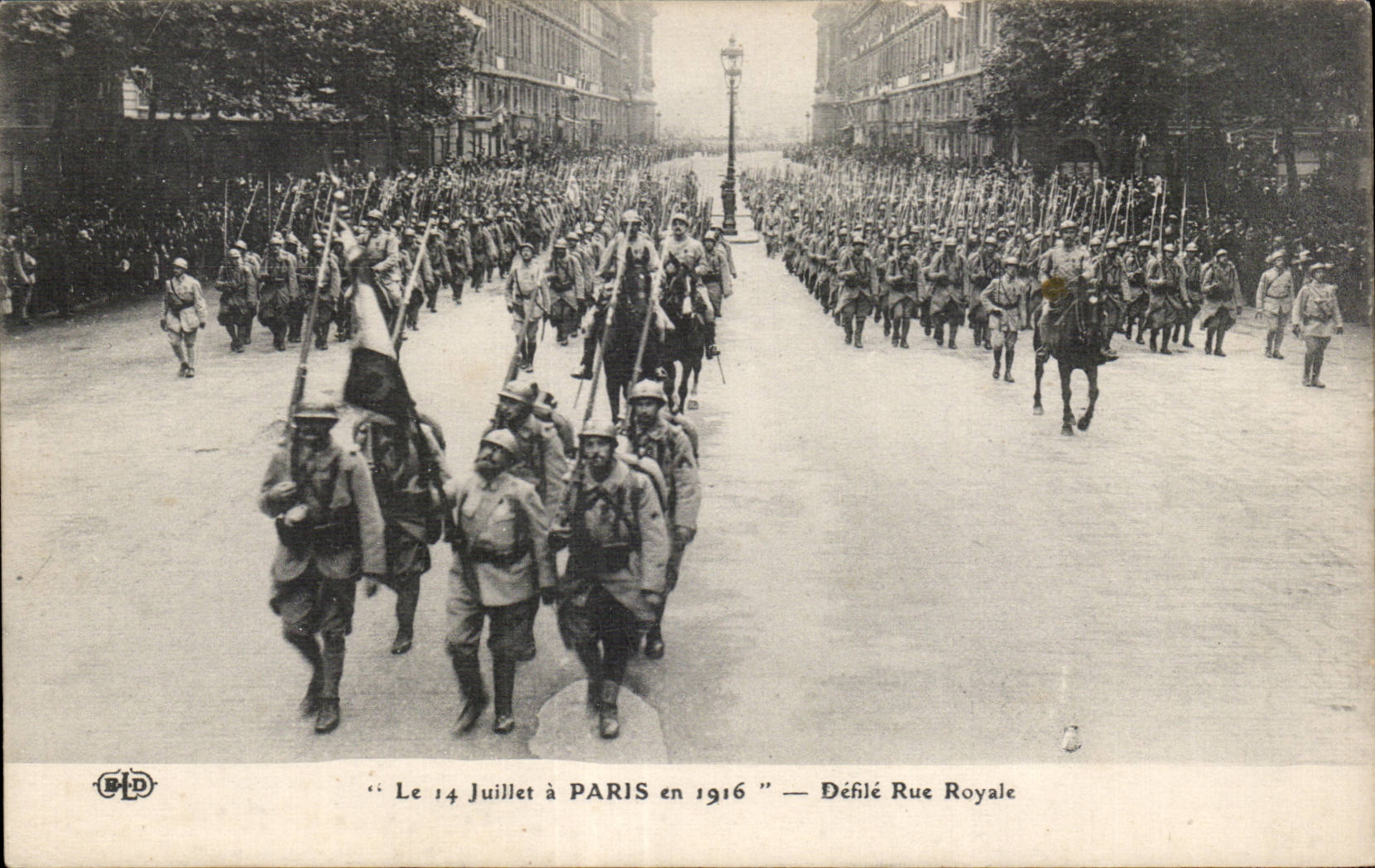 CPA Militaria Paris on July 14th has Paris in 1916 Procession Royal Street