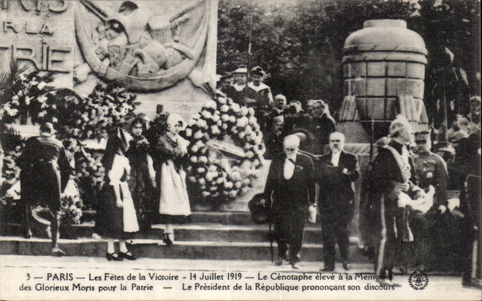 CPA Militaria Paris Festivals of the Victoire July 14th 1919 the Cenotaph raised with the memory of glorious died for Fran
